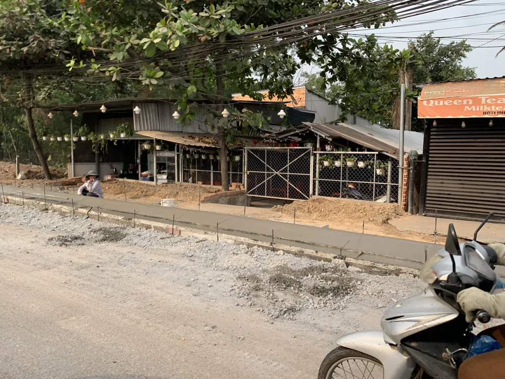 Hệ thống biển báo chỗ có chỗ không. Ảnh: HOÀNG HIẾU tinh-lo85-5292.jpg