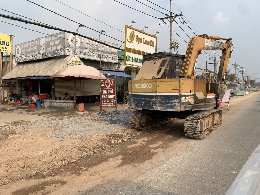 Tỉnh lộ 8 đang nâng cấp, tu sửa. Ảnh: HOÀNG HIẾU tinh-lo86-4811.jpg