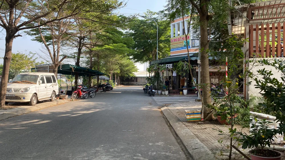 Nhiều tuyến đường hẻm tại địa bàn quận 12 được nâng cấp. Ảnh: HOÀNG HIẾU.