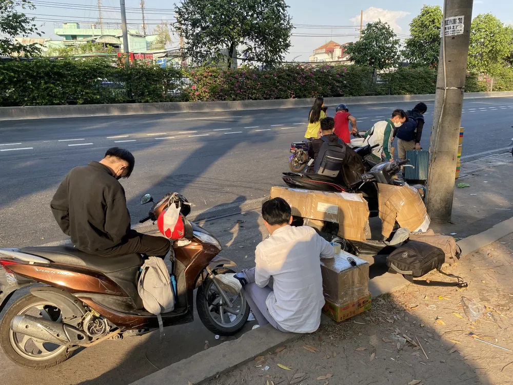 Hành khách ngồi đợi xe. Ảnh: HOÀNG HIẾU. ve-que-nghi-Tet-som1.jpg