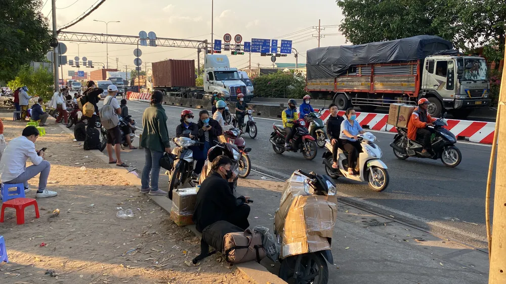 Có người bọc cả xe máy mang về quê. Ảnh:HOÀNG HIẾU. ve-que-nghi-Tet-som14.jpg