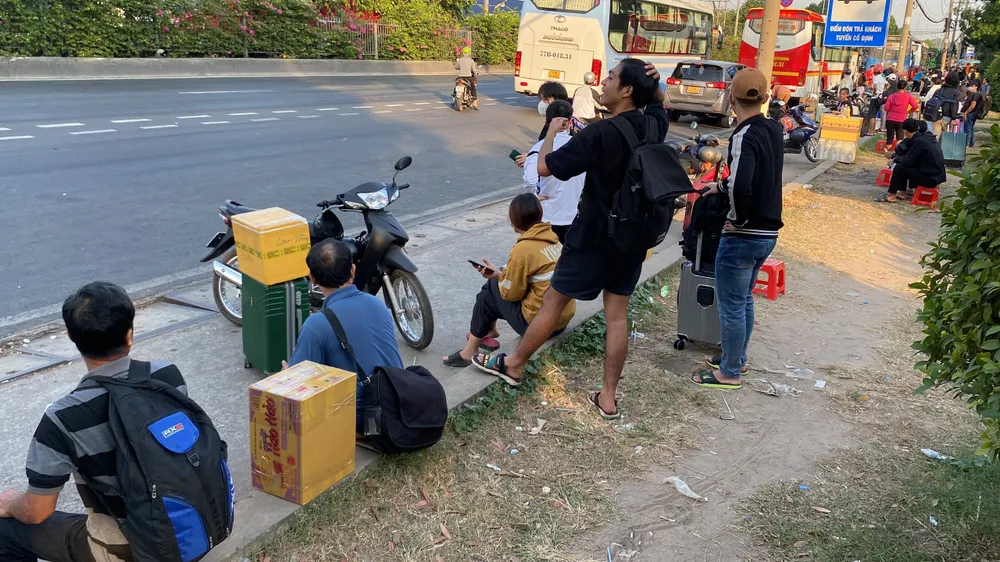 Lỉnh kỉnh đồ đạc về quê. Ảnh: HOÀNG HIẾU. ve-que-nghi-Tet-som16.jpg