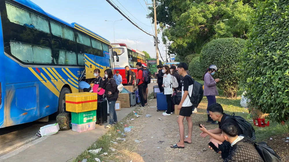 Rất nhiều đồ đạc lỉnh kỉnh. Ảnh: HOÀNG HIẾU. ve-que-nghi-Tet-som18.jpg
