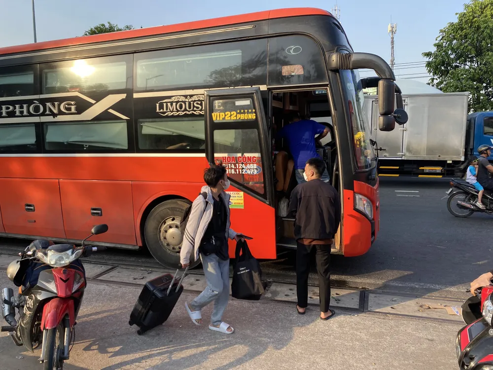 Hành khách lên xe về quê. Ảnh: HOÀNG HIẾU. ve-que-nghi-Tet-som21.jpg