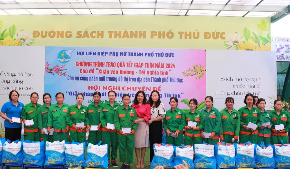 Hội liên hiệp phụ nữ TP.Thủ Đức trao quà cho các công nhân. Ảnh: HOÀNG HIẾU. LIVE-STREAM.jpg