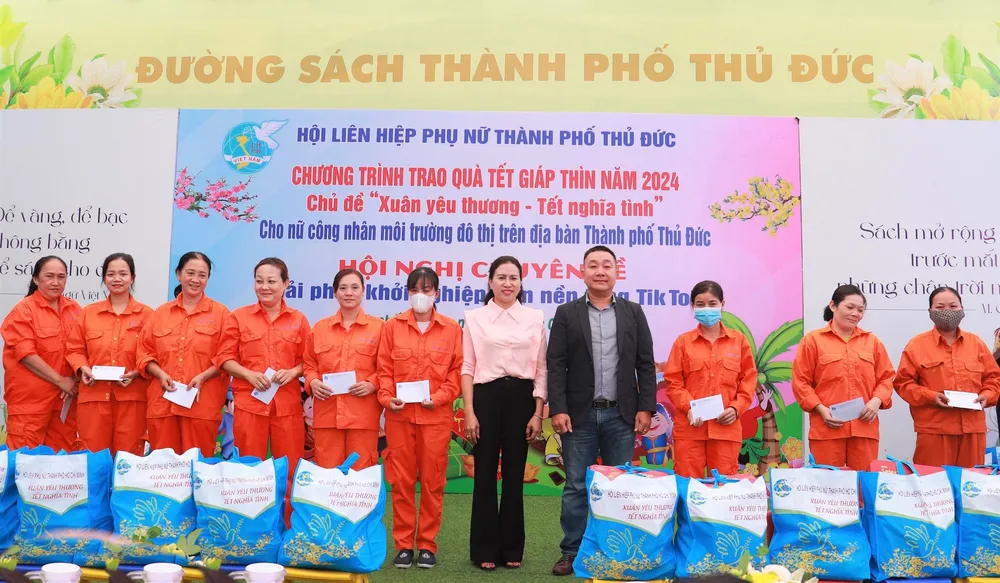 Ông Hoàng Thái Tú - Chủ tịch Công ty Cổ phần Truyền thông Sbusiness trao quà cho các công nhân. Ảnh: HOÀNG HIẾU. kiếm thêm thu nhập ngay tại nhà
