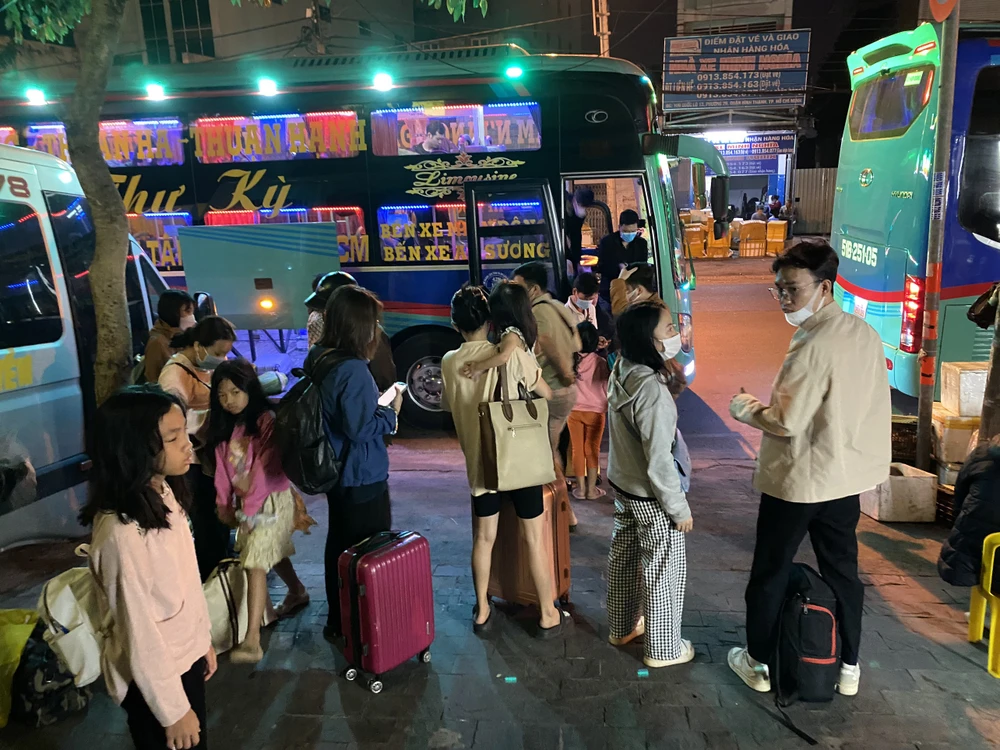 Đa số các hành khách chọn đi chuyến đêm nhiều hơn chuyến ngày. Ảnh: HOÀNG HIẾU. ve-que-nghi-tet9.jpg