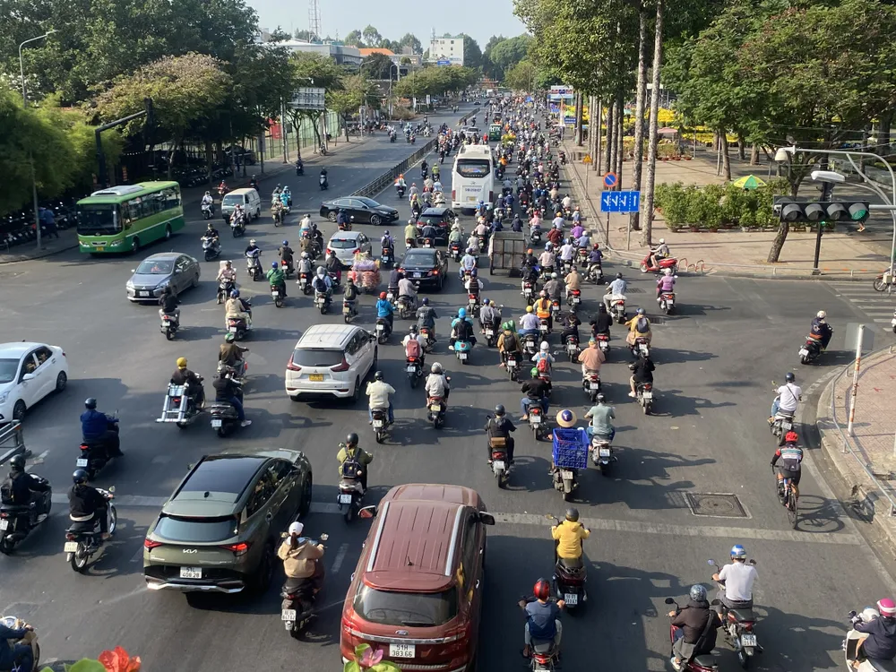 Những ngày cận Tết, giao thông tại TP.HCM càng nhộn nhịp hơn. Ảnh: HOÀNG HIẾU.