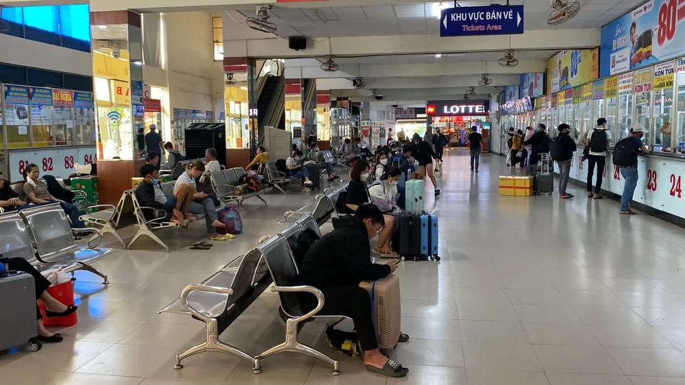 Nhà chờ khu vực bến xe miền Đông còn thông thoáng vào ngày 23 tháng Chạp. Ảnh: HOÀNG HIẾU.