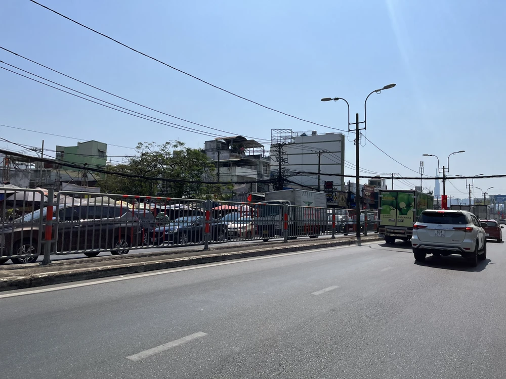Tại QL13, hướng đi ra khỏi TP.HCM ùn ứ kéo dài. Ảnh: HOÀNG HIẾU.