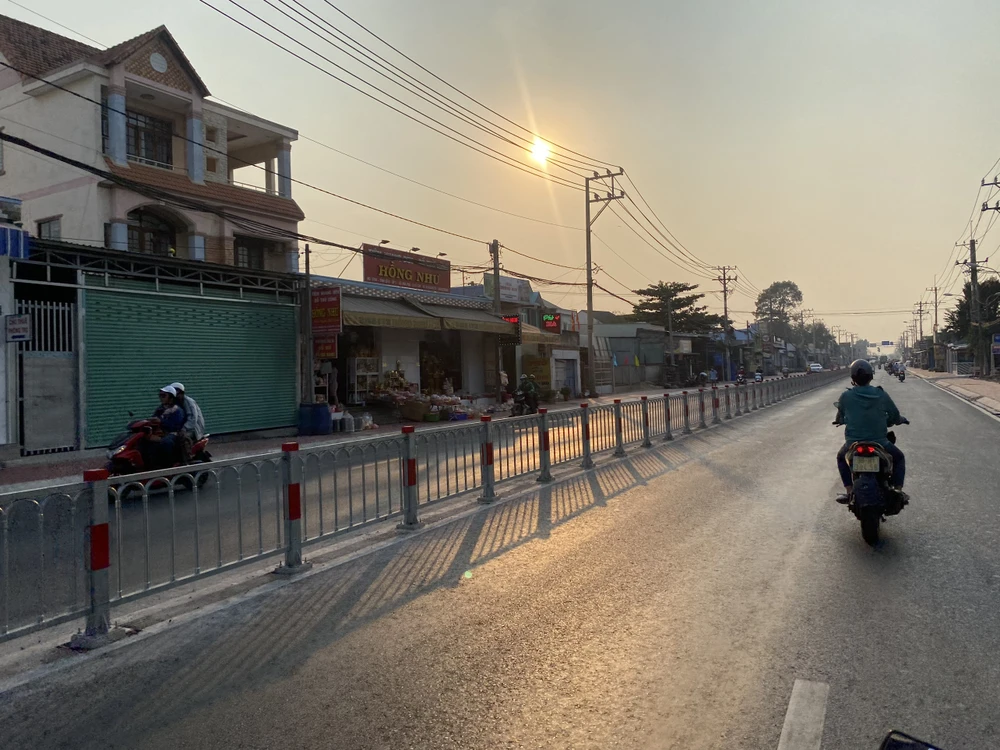 Mặt đường bẳng phẳng của Tỉnh lộ 8 sau khi được nâng cấp. Ảnh: HOÀNG HIẾU.