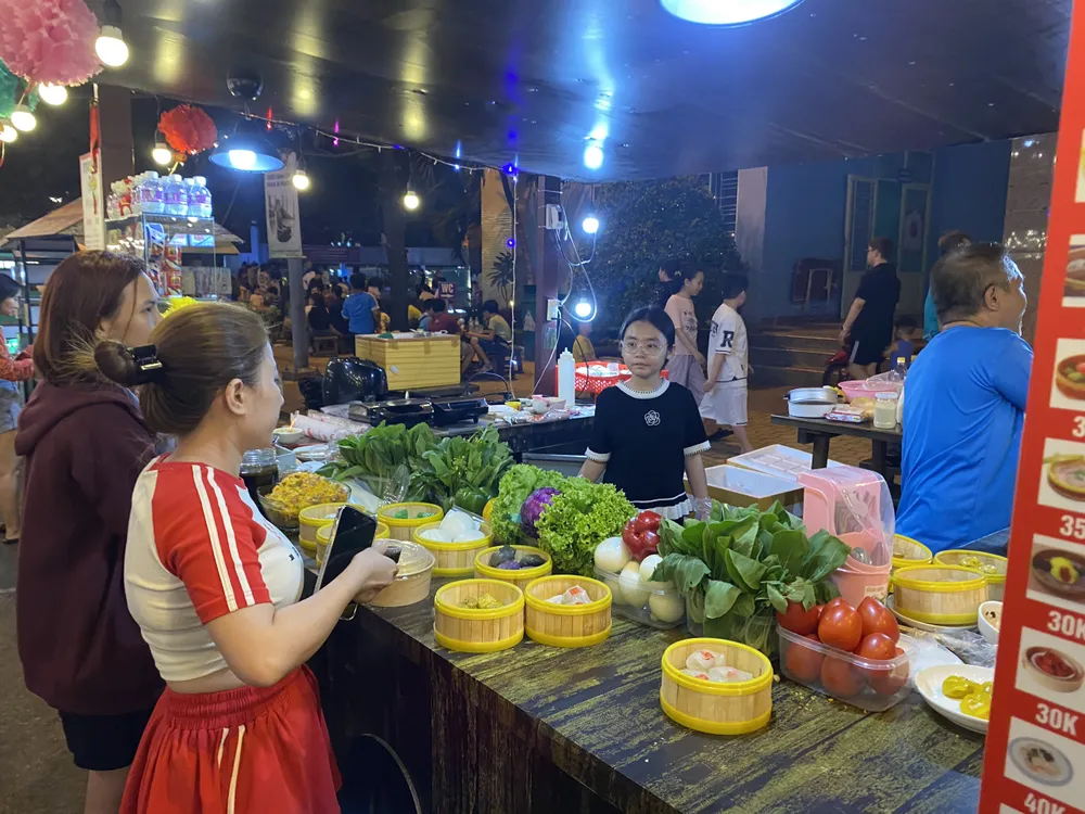 Cân đối cung - cầu là một trong những yếu tố quan trọng của các khu phố ẩm thực. Ảnh: HOÀNG HIẾU phan xích long 10.jpg