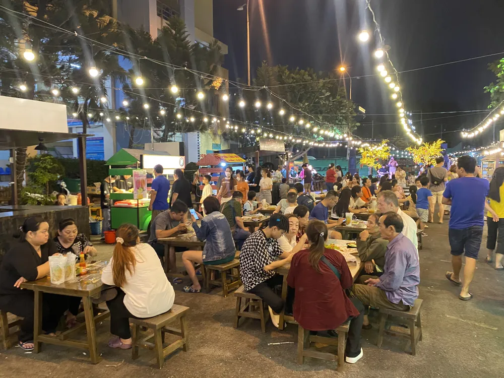 Phố ẩm thực Phan Xích Long nhộn nhịp hơn sau 1 tháng khai trương ảnh 5 phan xích long 11.jpg