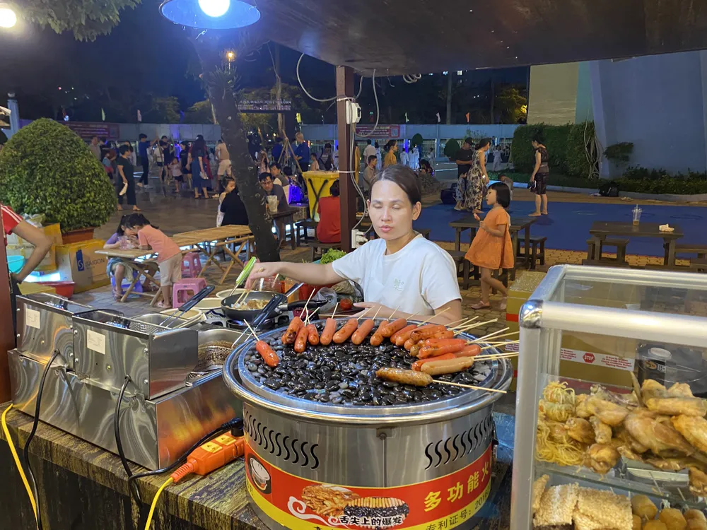 Đa dạng loại hình ẩm thực ở khu phố Phan Xích Long. Ảnh: HOÀNG HIẾU Phan xích long 3.jpg