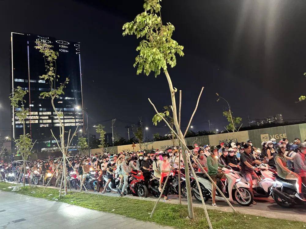 Lượng khách đổ về công viên bờ sông Sài Gòn. Ảnh: HOÀNG HIẾU.