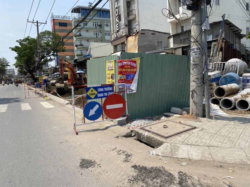 Một phần đường Dương Quảng Hàm được rào chắn để thi công. Ảnh: HOÀNG HIẾU.