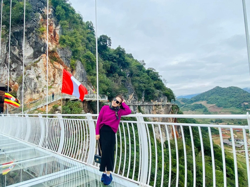 Cầu kính Bạch Long được Guinness World Records (tổ chức Kỷ lục thế giới) công nhận là cây cầu kính dài nhất thế giới. Ảnh: VÂN ANH. cau-kinh2.jpg