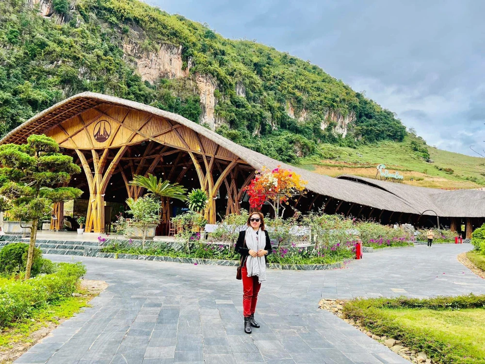 Điểm bắt đầu là ngôi nhà hình Nón cực kì đẹp. Ảnh: VÂN ANH. cau-kinh5.jpg