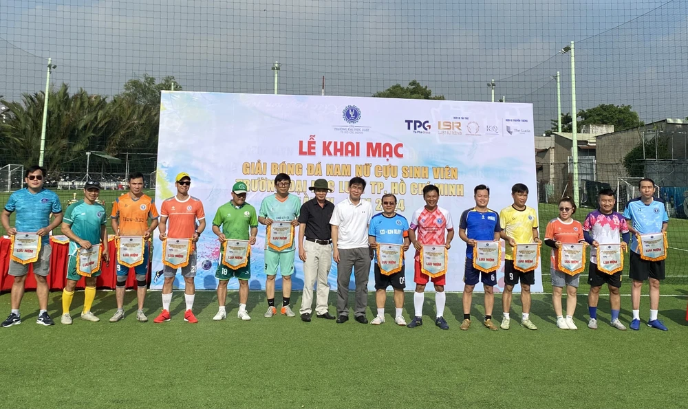 Tiến sĩ Lê Trường Sơn, Hiệu trưởng Trường Đại học Luật TP.HCM (áo trắng, giữa) có mặt động viên hơn 400 cầu thủ tranh tài với 19 đội nam và 4 đội nữ tại giải bóng đá nam nữ cựu sinh viên Trường Đại học Luật TP.HCM. Ảnh:HH. Hơn 400 cầu thủ tranh tài với 19 đội nam và 4 đội nữ tại giải bóng đá nam nữ cựu sinh viên Trường Đại học Luật TP.HCM. Ảnh:HH.