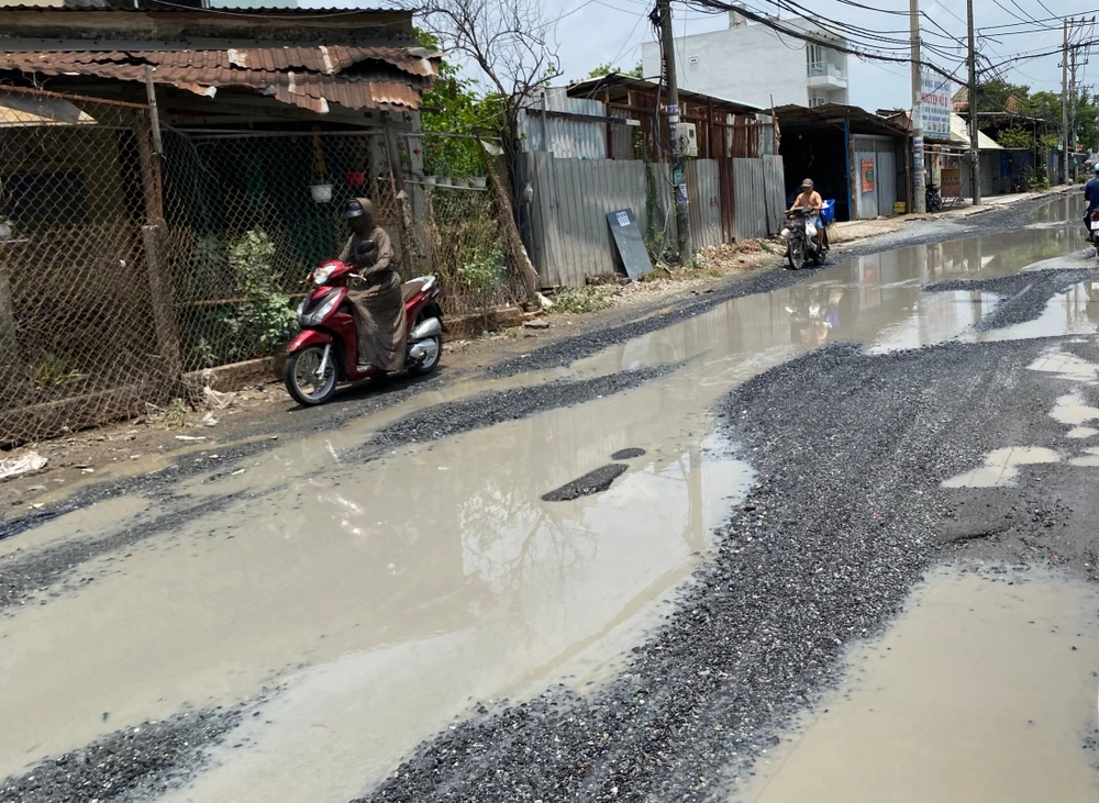 Trận mưa lớn những ngày qua làm người dân đi lại khó khăn. cong-hop8.jpg