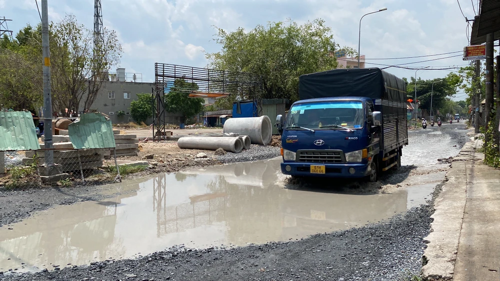 Do lượng xe có tải trọng lớn di chuyển nhiều dẫn đến việc đường bị xuống cấp. cong-hop8.jpg