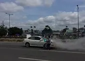 Xe 4 chỗ đang chạy, bốc cháy trên đường Phạm Văn Đồng