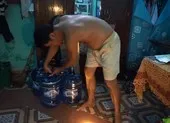Đà Nẵng thiếu nước trầm trọng, do đâu? ảnh 3 Đà Nẵng: Trắng đêm canh hứng nước dùng