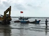 Tàu cá bị sóng lớn đánh đứt dây neo trên biển Đà Nẵng