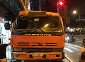 Mất thắng tại chốt đèn đỏ, xe tải lao vào nhà dân ở Gò Vấp