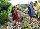 Sạt lở, đường sắt đoạn qua Đà Nẵng tê liệt