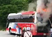 Xe du lịch bốc cháy, hàng chục người nước ngoài bung chạy