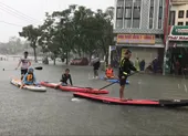 Đà Nẵng biến thành sông, dân di chuyển bằng xuồng