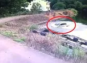 Ô tô bán tải lùi tông liên hoàn, 'cưỡi' lên đầu xe 7 chỗ ảnh 3 Lùi ô tô lùi luôn xuống ao
