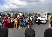 Đôi vợ chồng mắc kẹt, kêu cứu trong xe tải bị lật ảnh 2 Ngã ra đường sau va chạm, nữ sinh bị xe tải cán tử vong