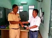 Cô gái dán thông báo lên trụ ATM tìm người để quên tiền ảnh 2 Đại úy CSGT nhặt ví có 15 triệu đồng bên trong