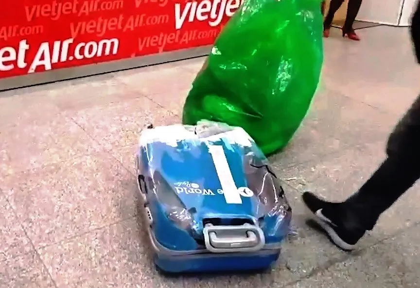 Kỷ luật hai nhân viên ném hành lý của khách đi máy bay ảnh 2