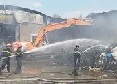 Cháy lan 2 nhà xưởng ở Bình Chánh trong ngày Thần Tài