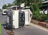 Ô tô tải húc văng 3 người đi xe máy rồi lật nhào ảnh 2 Xe tải lật ngang đường Phạm Văn Đồng, sữa văng tung tóe