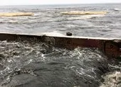 Nước thải bốc mùi hôi nồng nặc ào ào đổ ra biển Đà Nẵng ảnh 3 Nước thải đen ngòm cuồn cuộn đổ ra biển sau mưa ở Đà Nẵng