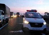Xe chở quan tài húc văng 2 người đi xe máy ở Đà Nẵng ảnh 2 Xe cứu thương bị tông văng 10m trên cao tốc Trung Lương