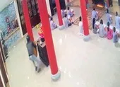 Camera ghi cảnh người đàn ông trộm hòm công đức ở Đà Nẵng