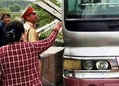 CSGT Đà Nẵng bắt xe khách chở 2 tấn hàng không giấy tờ ảnh 3 Xe khách tháo ghế ngồi để chở hàng không nguồn gốc