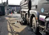 Người đàn ông bị xe ben kéo lê 5 m, tử vong tại chỗ