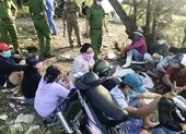 Đà Nẵng: Liên tiếp bắt các nhóm đánh bạc, bất chấp dịch ảnh 2 Bất chấp dịch, 10 người vẫn tụ tập đánh bạc trên bờ biển
