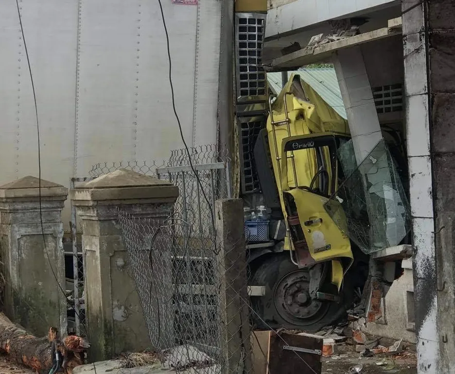 Xe tải lao sang hướng ngược lại, đâm sập nhà dân ảnh 2