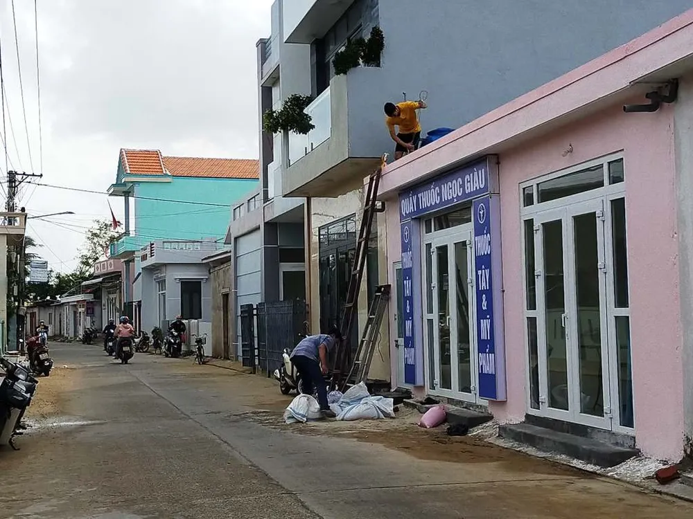 Người dân Lý Sơn khẩn trương giằng nhà, neo thuyền chống bão ảnh 1