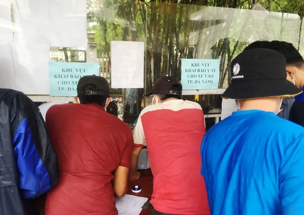 Đà Nẵng: Khai báo bằng giấy khiến ùn ứ tại một số chốt kiểm soát ảnh 2 Đà Nẵng: Khai báo bằng giấy khiến ùn ứ tại một số chốt kiểm soát ảnh 2
