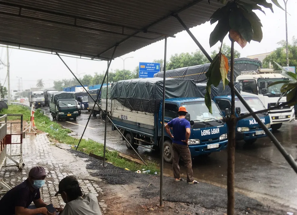 Đà Nẵng: Khai báo bằng giấy khiến ùn ứ tại một số chốt kiểm soát ảnh 3 Đà Nẵng: Khai báo bằng giấy khiến ùn ứ tại một số chốt kiểm soát ảnh 3