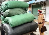 Quên rút chìa khóa, bị bảo vệ ngân hàng mở cốp trộm tiền ảnh 1 Hơn 4 tấn quần áo không có giấy tờ trên tàu SE5
