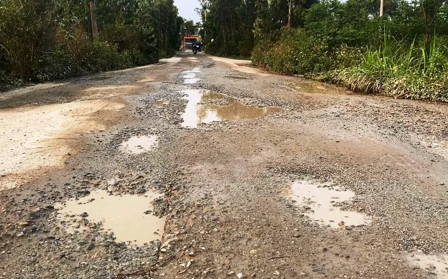 Con đường dân sinh vào mỏ đá hư hỏng. Ảnh: HẢI HIẾU Con đường dân sinh vào mỏ đá hư hỏng. Ảnh: HẢI HIẾU